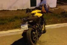 Photo of El Misterioso conductor de una moto se busca luego de chocar un auto estacionado y dejarla abandonada.