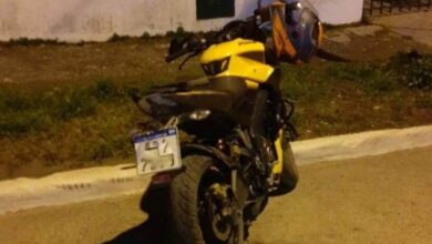 Photo of El Misterioso conductor de una moto se busca luego de chocar un auto estacionado y dejarla abandonada.