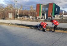 Photo of Tolhuin – Motociclista sufre una violenta caída producto de una mala maniobra