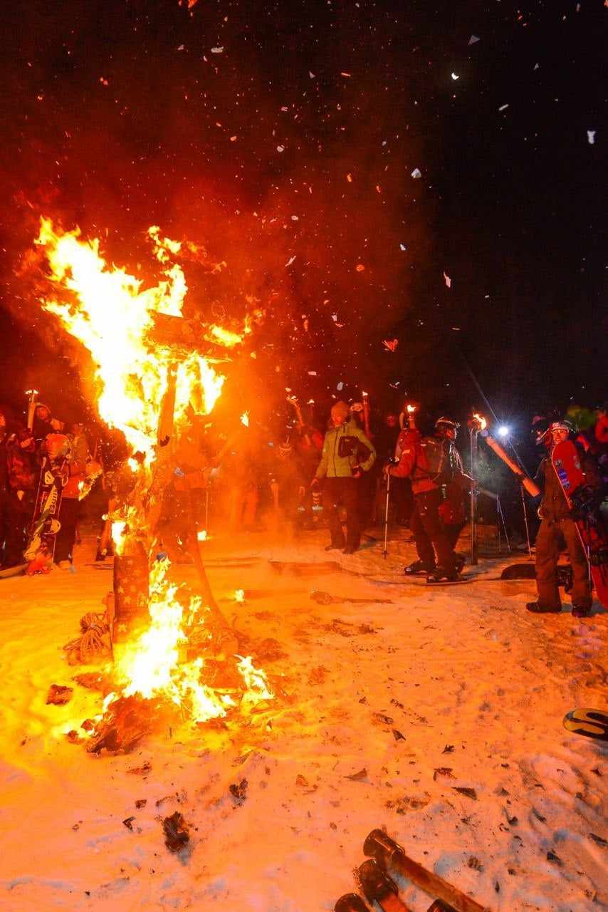 Photo of LA MUNICIPALIDAD DE USHUAIA ACOMPAÑÓ LA BAJADA CON ANTORCHAS DEL MARTIAL