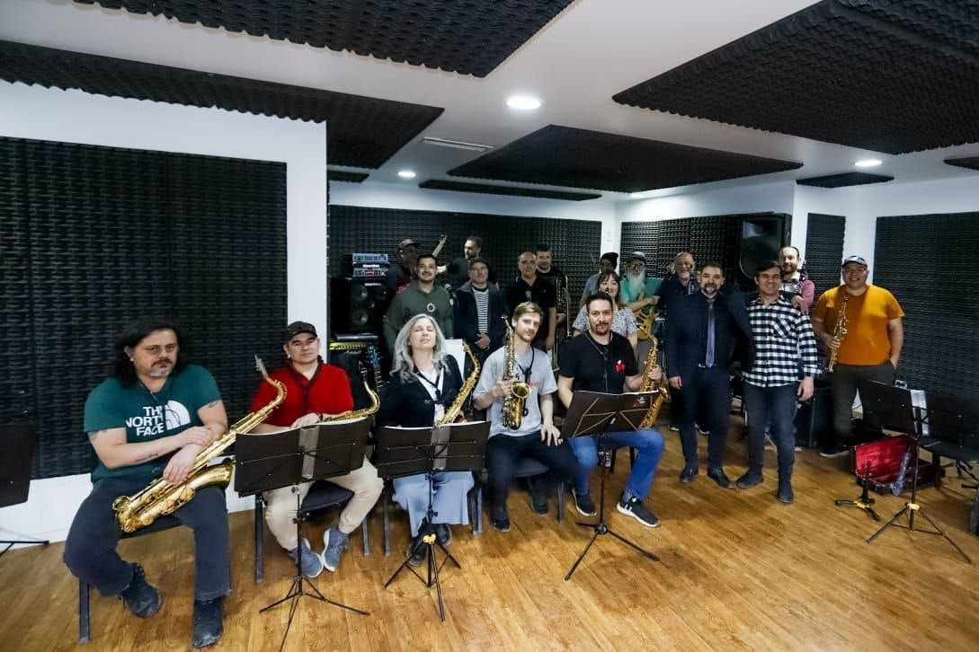 Photo of LA MUNICIPALIDAD DE USHUAIA ENTREGÓ EQUIPOS E INSUMOS A LA BANDA DE MÚSICA DE LA CIUDAD