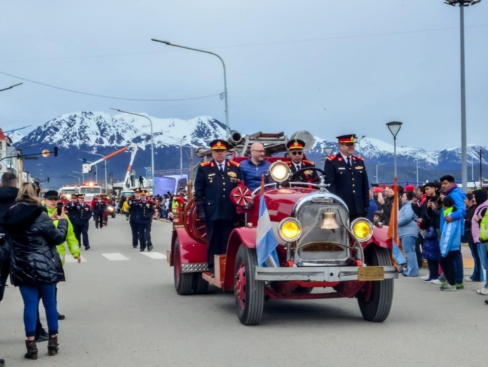 Photo of MULTITUDINARIO DESFILE DE TODA LA COMUNIDAD EN LA CELEBRACIÓN DEL 140° ANIVERSARIO DE USHUAIA