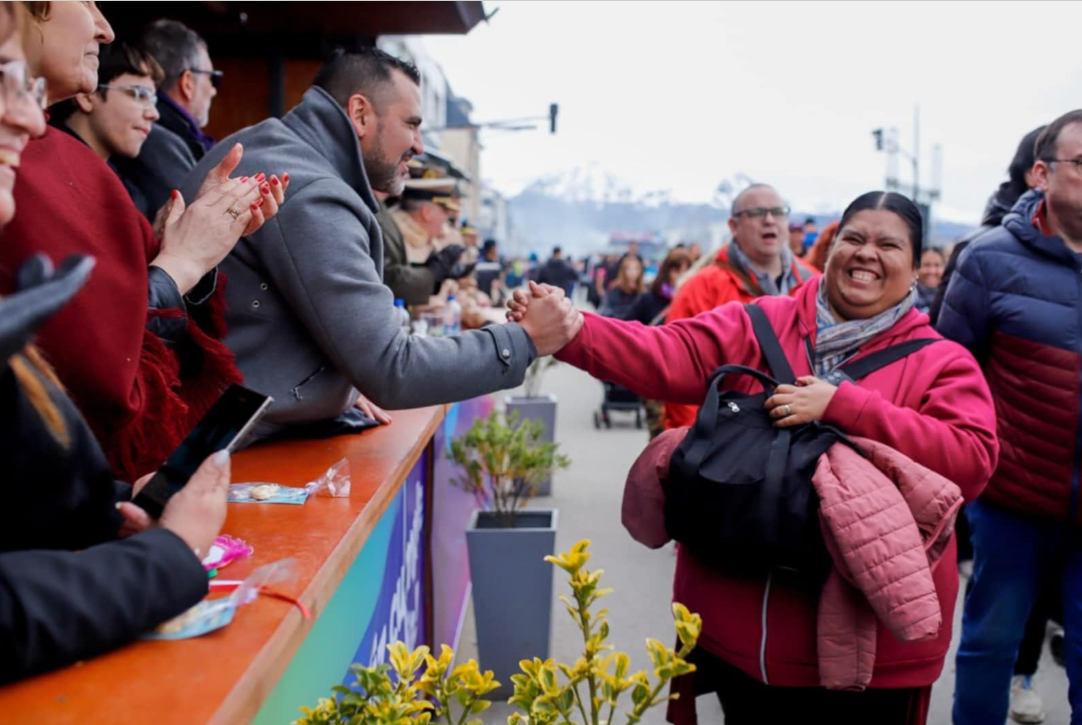 Photo of Multitudinaria celebración en Ushuaia por su 140° aniversario con un desfile histórico