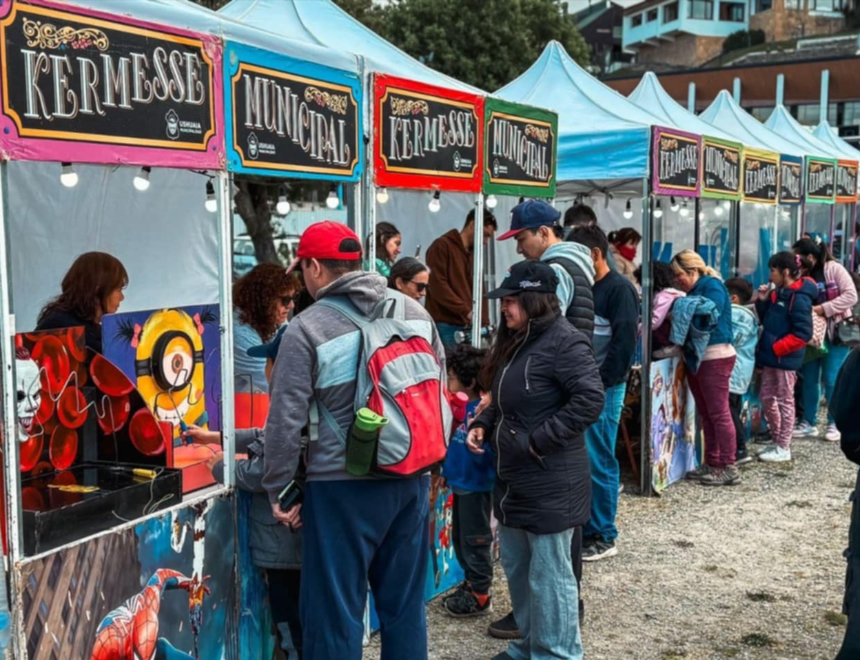 Photo of CIENTOS DE FAMILIAS PARTICIPARON DE LA JORNADA “JUGANDO EN MI BARRIO” EN LA PLAZA PIEDRABUENA DURANTE EL FIN DE SEMANA